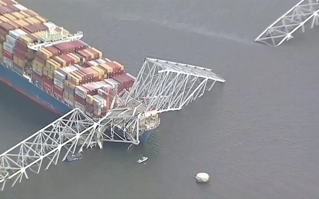 Principal puente de Baltimore se derrumba al ser embestido por un barco carguero